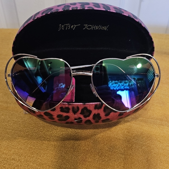 Betsey Johnson Heart Shaped Sunglasses & Sunglass Case Bundle - Picture 1 of 14